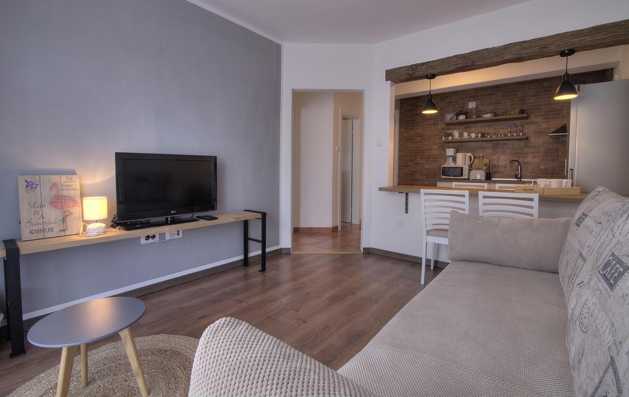 Apartments Lola Сен Екстериор снимка