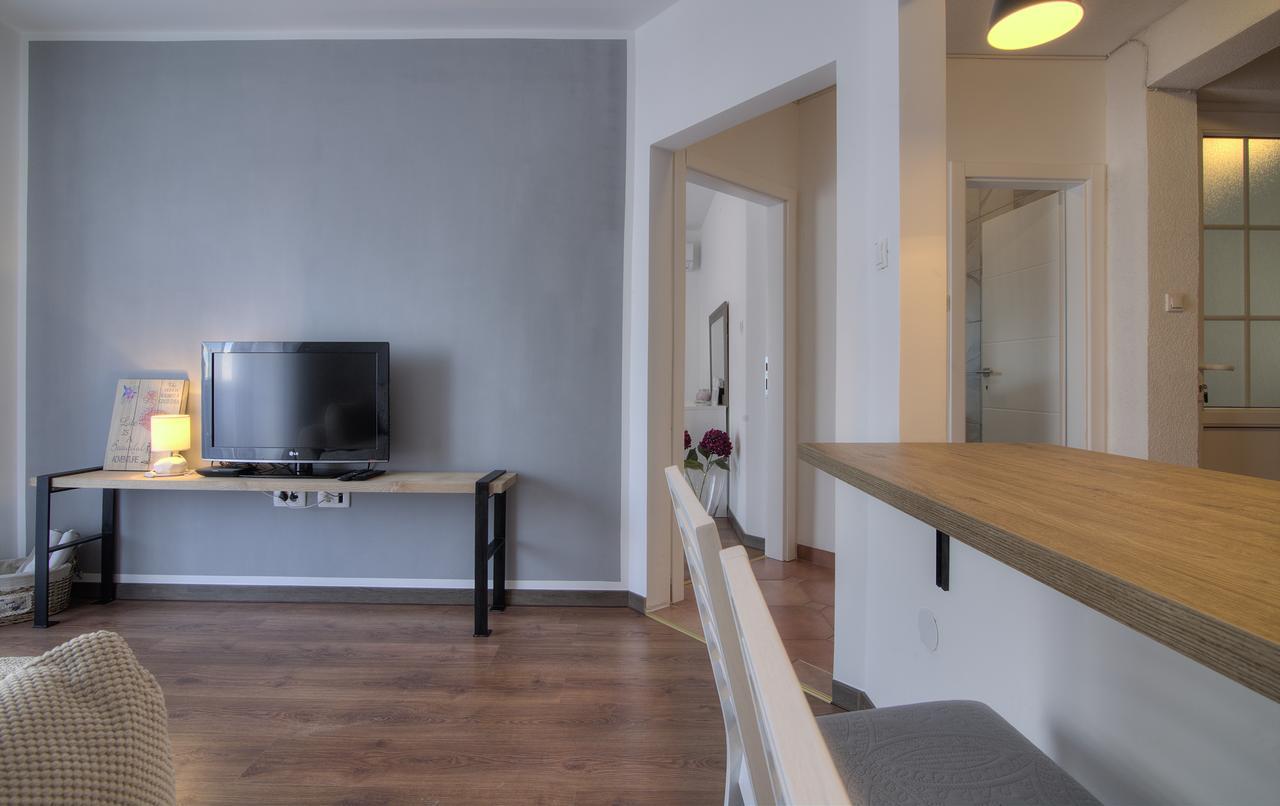 Apartments Lola Сен Екстериор снимка
