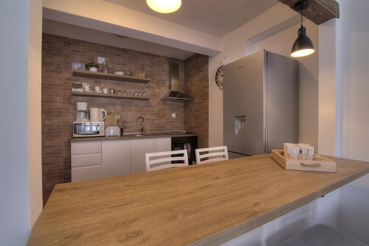 Apartments Lola Сен Екстериор снимка