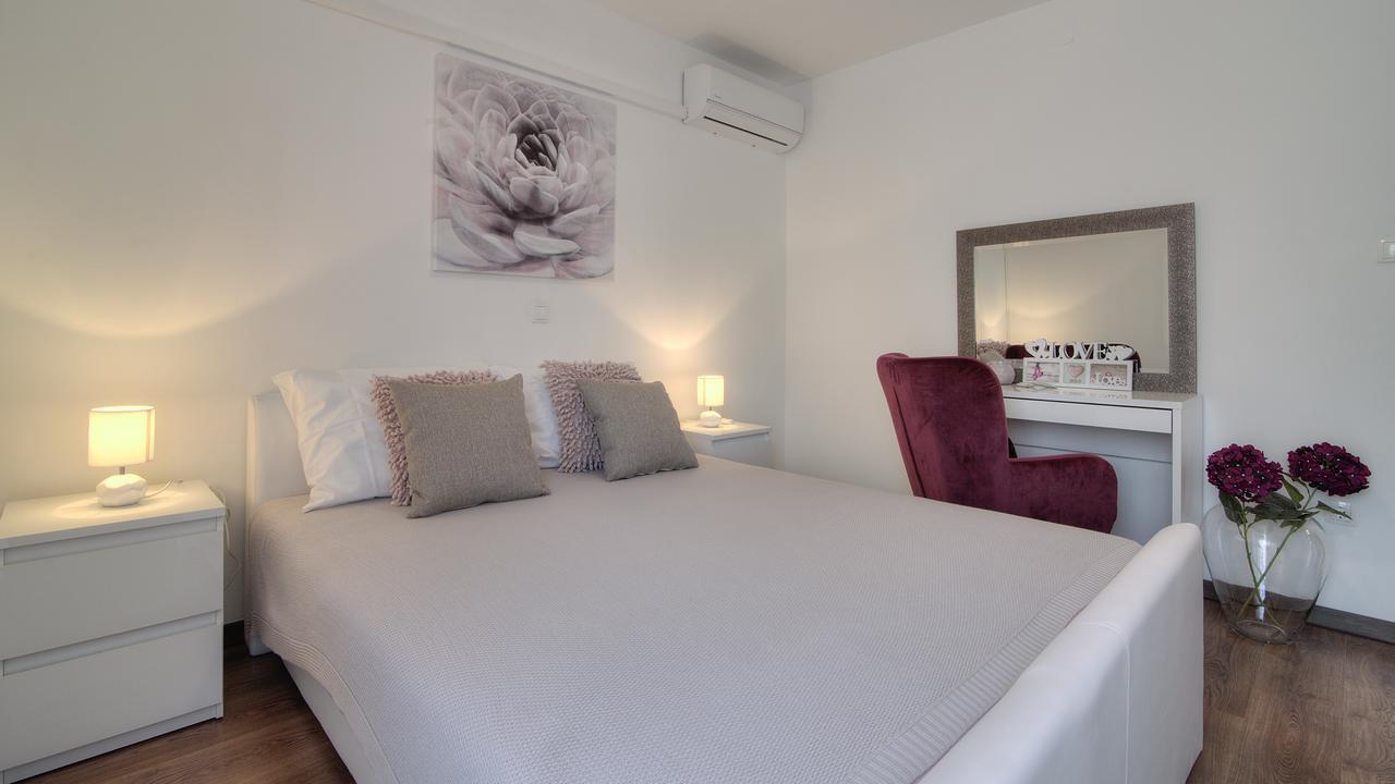 Apartments Lola Сен Екстериор снимка