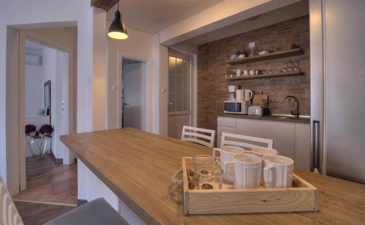 Apartments Lola Сен Екстериор снимка