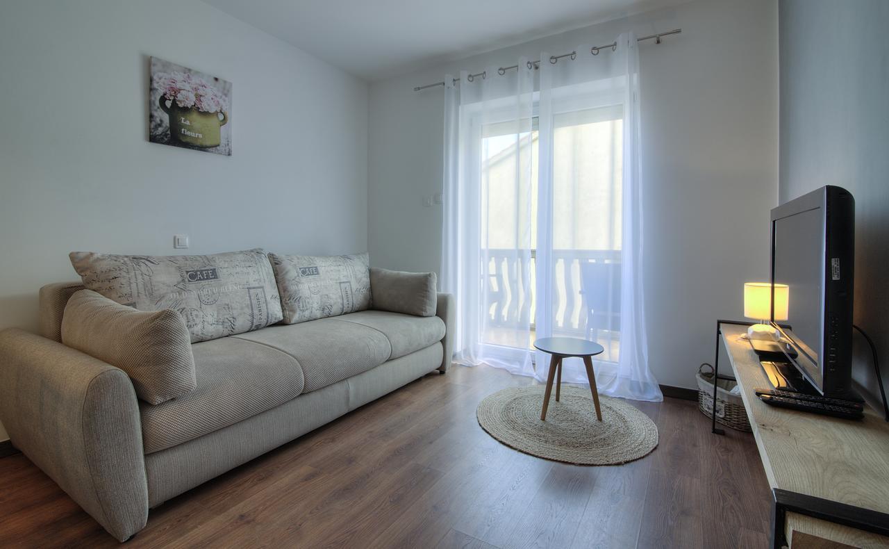Apartments Lola Сен Екстериор снимка