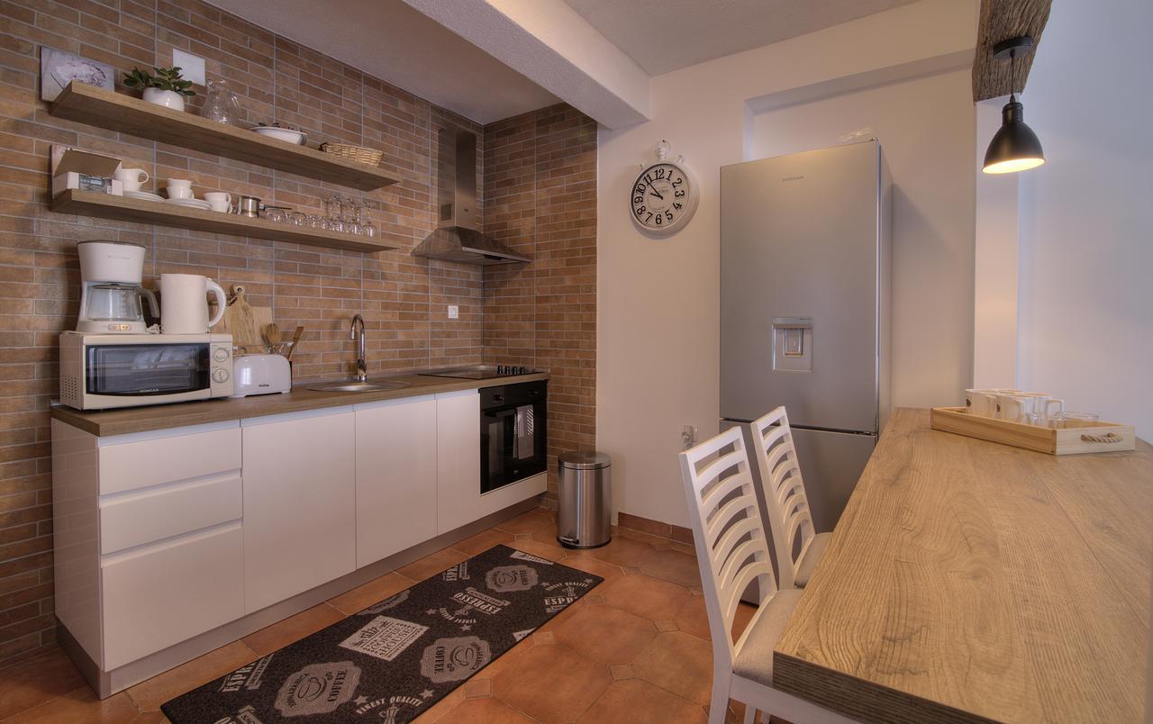 Apartments Lola Сен Екстериор снимка