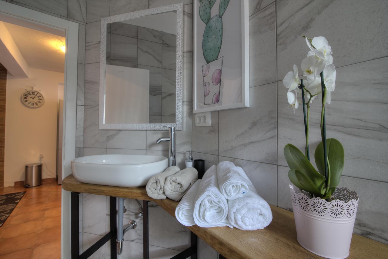 Apartments Lola Сен Екстериор снимка