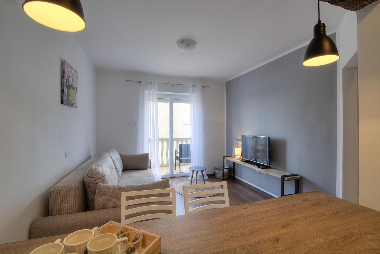 Apartments Lola Сен Екстериор снимка