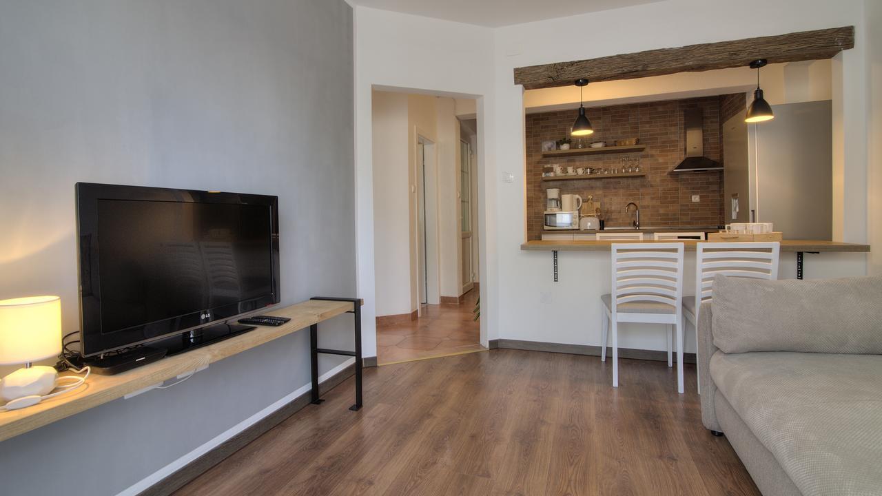 Apartments Lola Сен Екстериор снимка