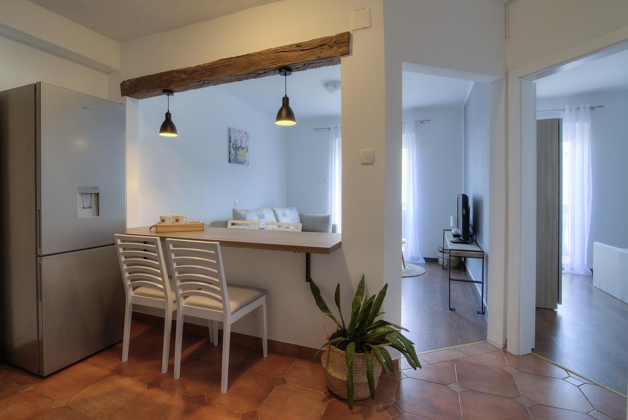 Apartments Lola Сен Екстериор снимка