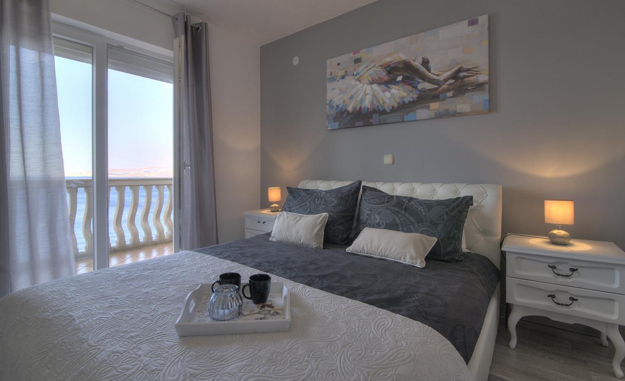 Apartments Lola Сен Екстериор снимка