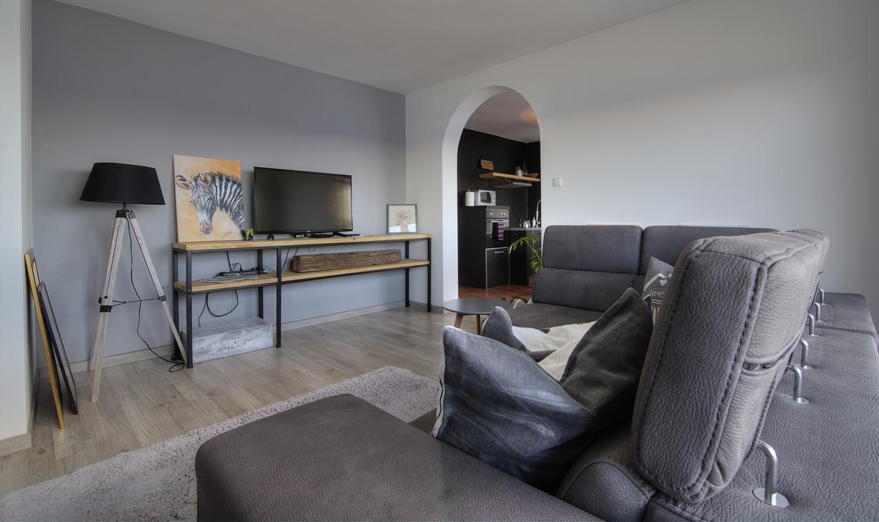 Apartments Lola Сен Екстериор снимка