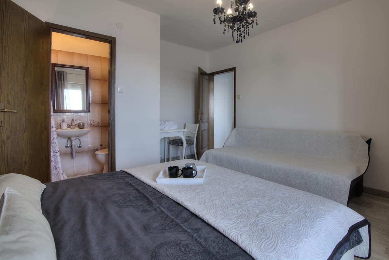 Apartments Lola Сен Екстериор снимка