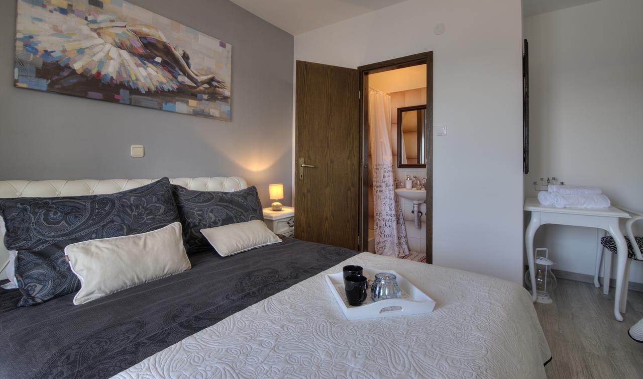 Apartments Lola Сен Екстериор снимка