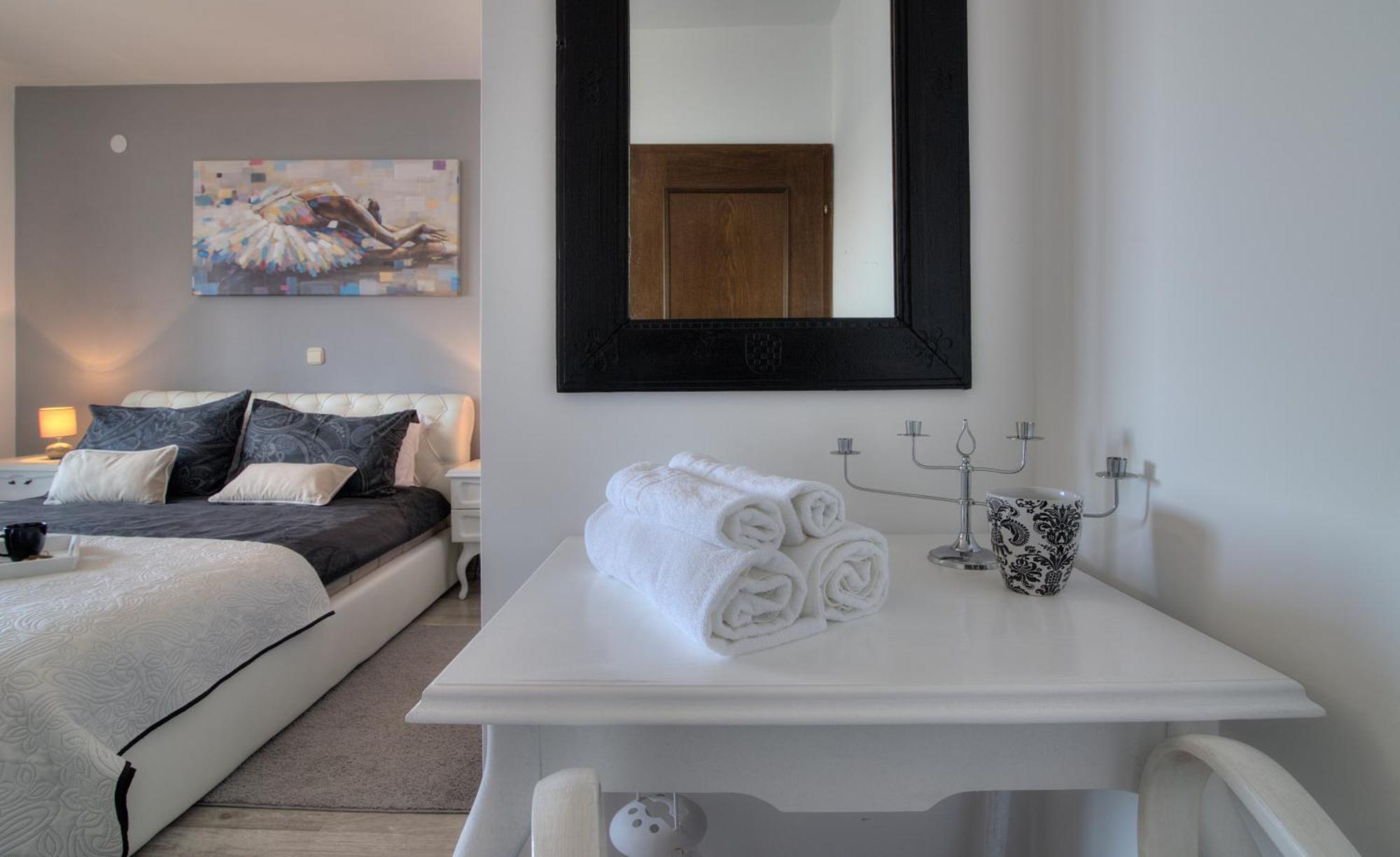 Apartments Lola Сен Екстериор снимка