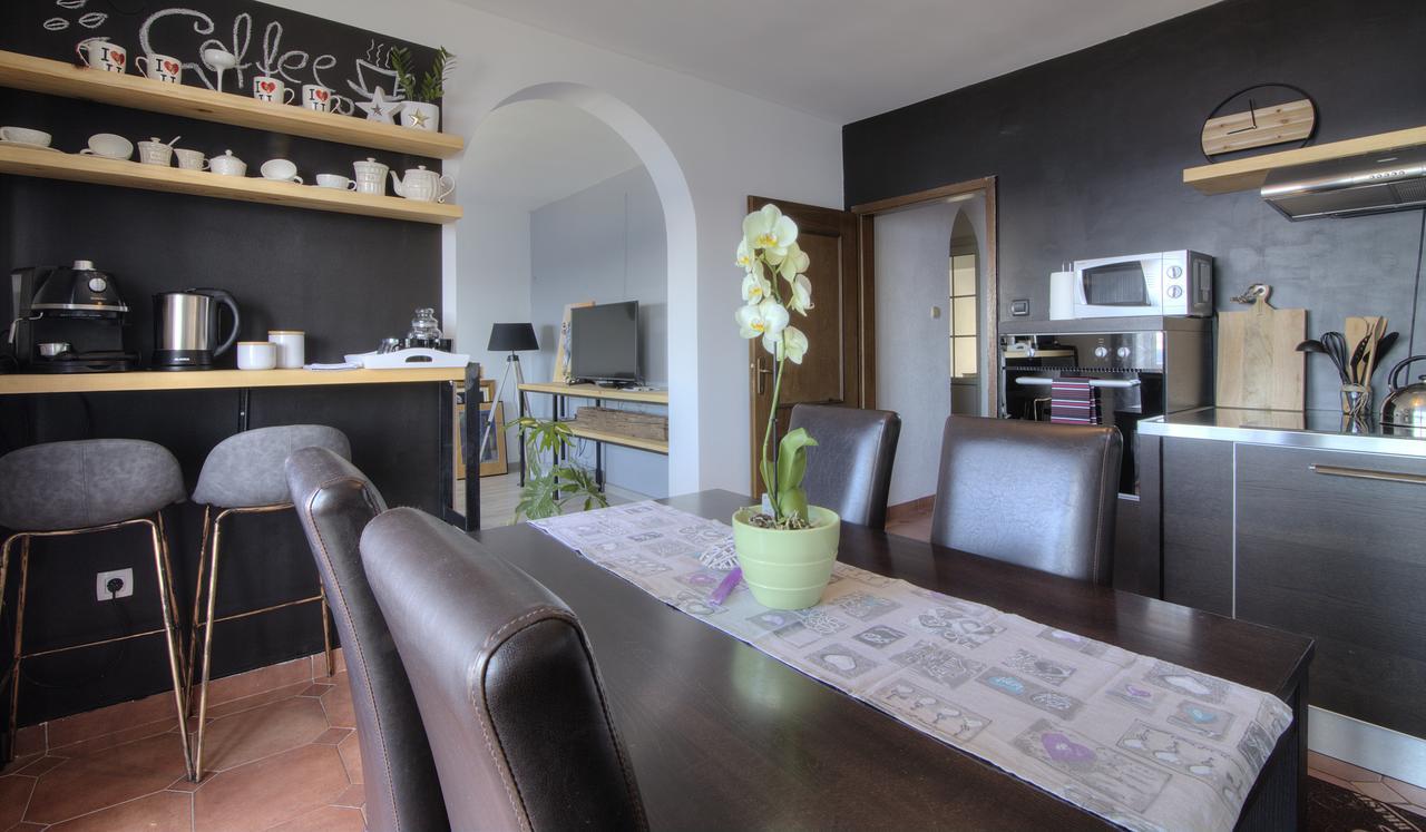 Apartments Lola Сен Екстериор снимка