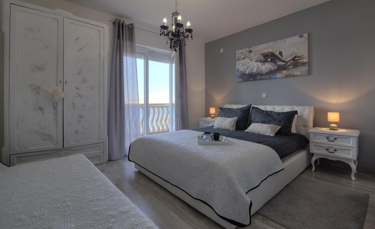 Apartments Lola Сен Екстериор снимка